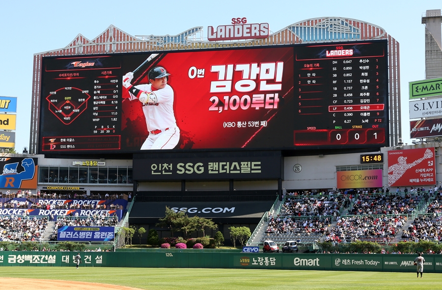 ▲ 김강민이 5일 KBO 역대 54호 2100루타 기록을 달성했다.ⓒSSG 랜더스