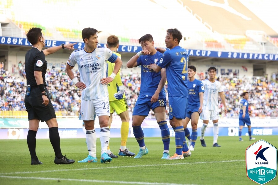 ▲ 울산과 수원의 신경전에서도 베테랑 염기훈의 품격이 빛났다. ⓒ한국프로축구연맹
