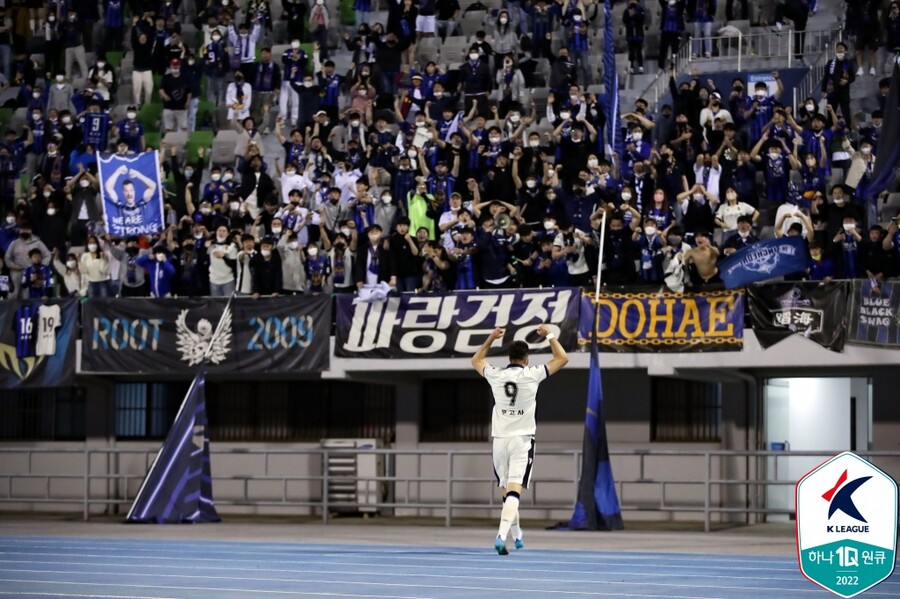 ▲ 경기 종료 직전 극장골로 인천에 귀중한 승점 1을 안긴 무고사. ⓒ한국프로축구연맹