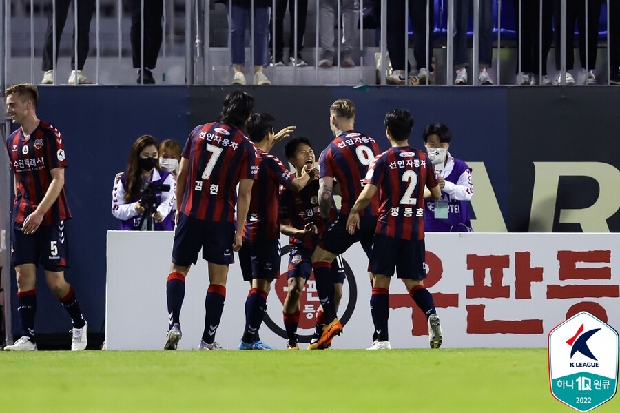 ▲ 이승우의 역전골 직후 기뻐하는 수원FC 선수들. ⓒ한국프로축구연맹