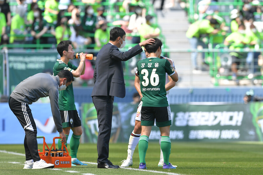 ▲ FC서울전에서 성인팀 데뷔전을 치른 미드필더 강상윤. 큰 기대를 받고 있다. ⓒ전북 현대