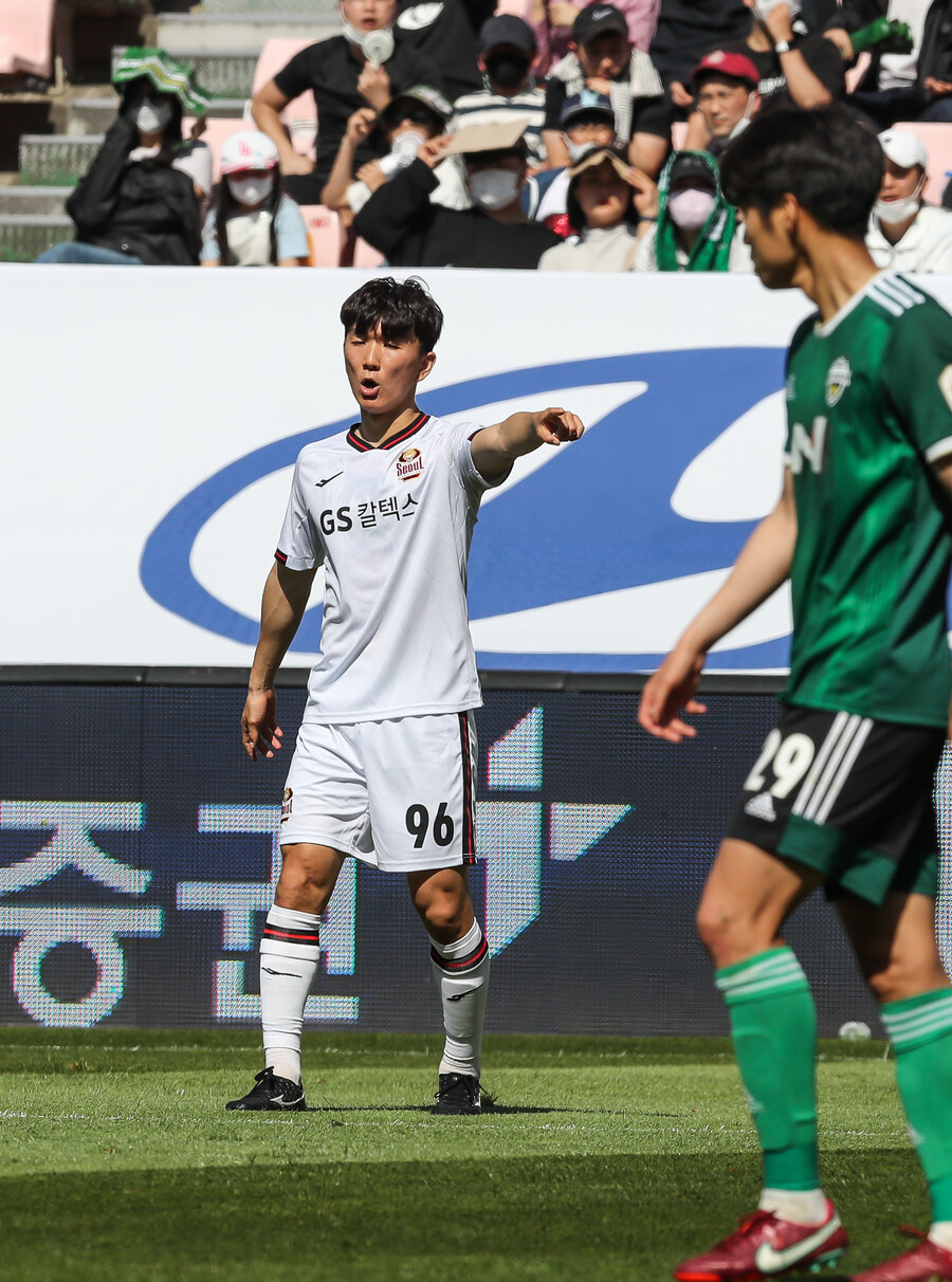 ▲ FC서울에서 첫 경기를 치른 미드필더 황인범. 5일 전주월드컵경기장에서 열린 전북 현대전 후반 45분을 소화했다. ⓒFC서울