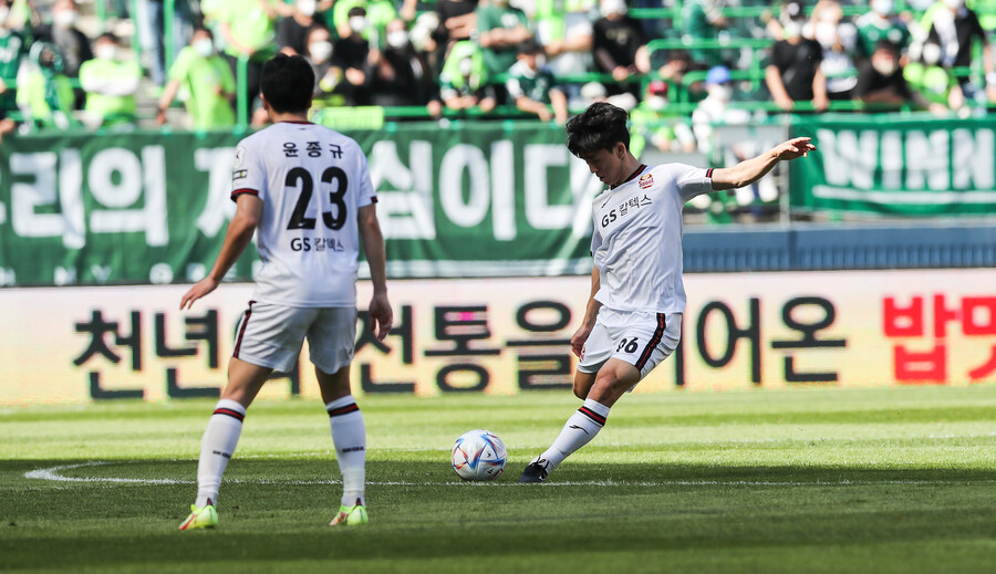 ▲ FC서울에서 첫 경기를 치른 미드필더 황인범. 5일 전주월드컵경기장에서 열린 전북 현대전 후반 45분을 소화했다. ⓒFC서울