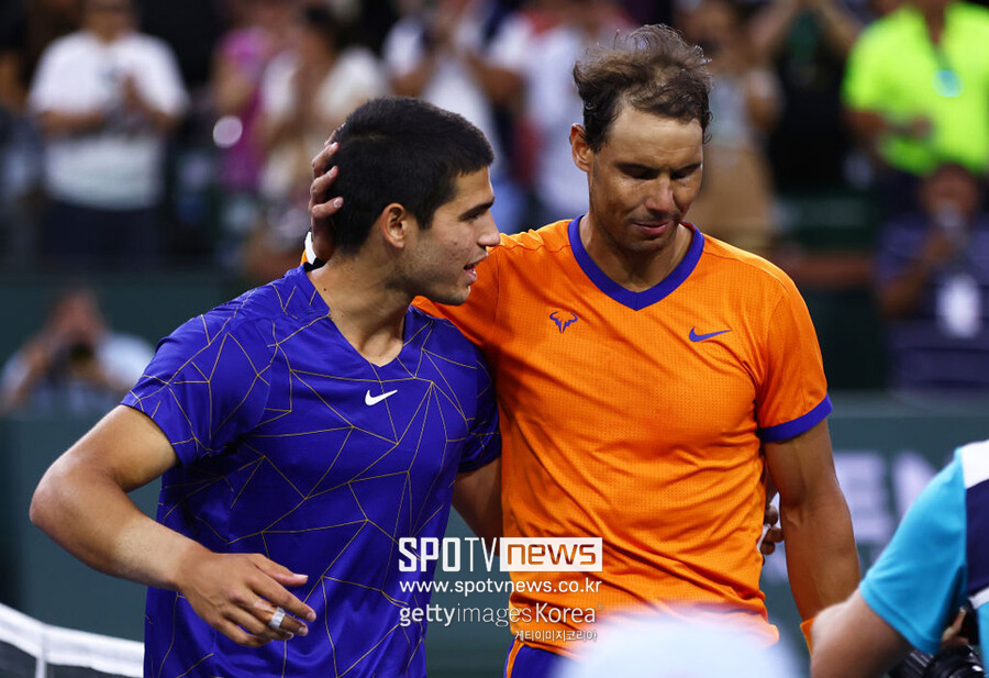 ▲ 2022 ATP 투어 BNP 파리바 오픈 준결승전을 마친 뒤 서로를 격려하는 라파엘 나달(오른쪽)과 카를로스 알카라스