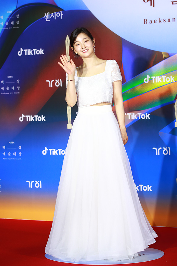 "열심히 회복중" 박소담, 드레스 입고 웃는데 이렇게 반가울 수가[58회 백상]