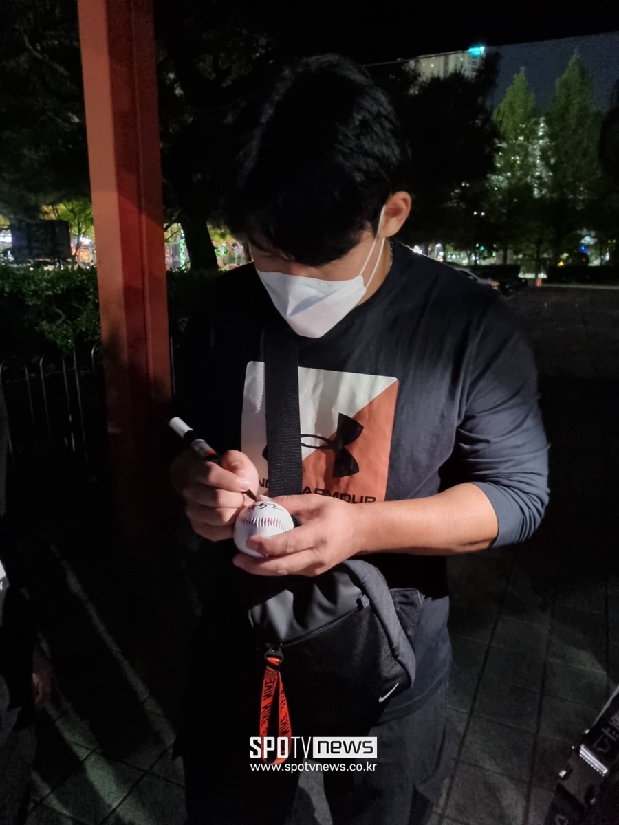▲ 롯데 자이언츠 포수 지시완이 팬서비스를 위해 발걸음을 멈췄다.ⓒ사직, 박정현 기자