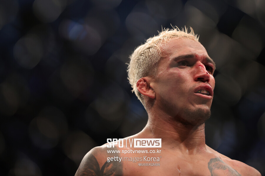 찰스 올리베이라 UFC 타이틀 박탈…227g 때문에 날아간 챔피언 벨트