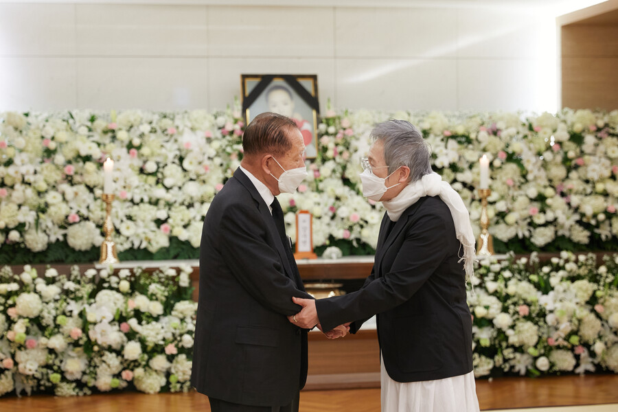▲ 조문 후 인사하고 있는 김동호 장례위원장과 배우 박정자. 제공|故강수연배우장례위원회