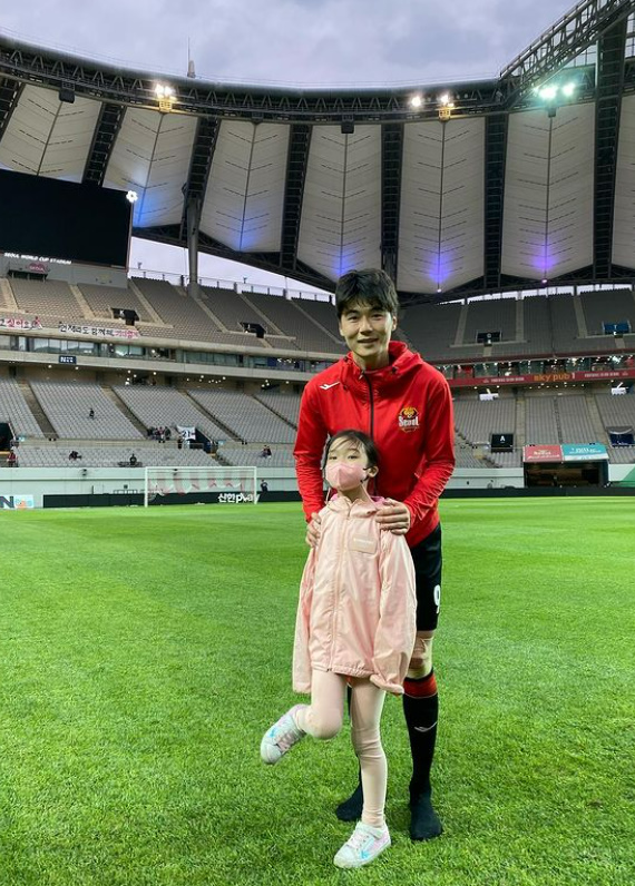 기성용♥한혜진 8살 딸, 팔다리가 길쭉길쭉…"축구 삼촌들 만나 기뻤던 하루"