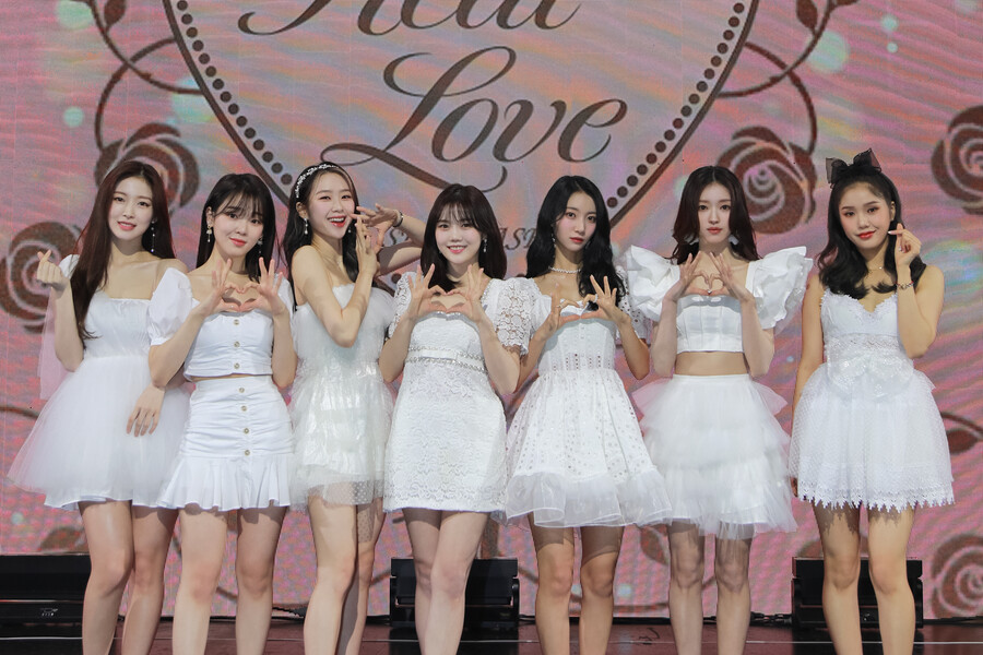 ▲ 오마이걸. 왼쪽에서 3번째가 지호. 제공| WM엔터테인먼트