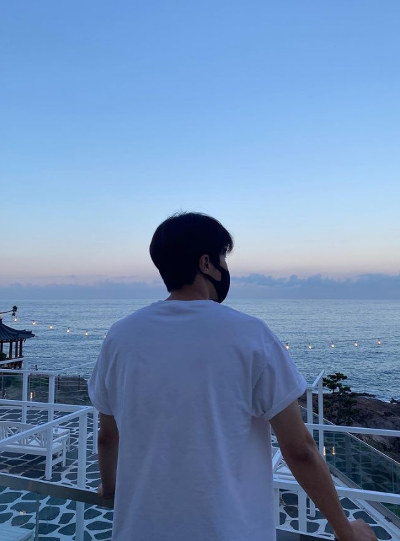 김선호, 심경 고백 후 홀가분해졌나…듬직한 뒤태 자랑 "선호하는 사진"