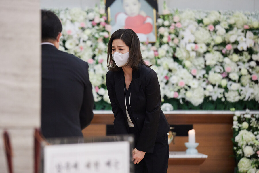 ▲ 배우 고 강수연 빈소를 찾은 배우 김호정. 제공|故강수연배우장례위원회