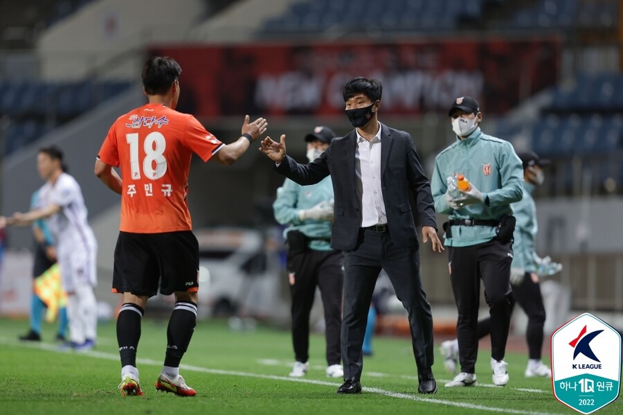 ▲ 제주유나이티드의 주민규와 남기일 감독 ⓒ한국프로축구연맹