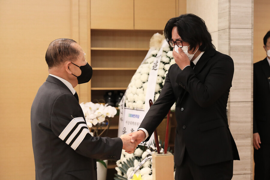 ▲ 고 강수연 빈소를 찾은 양익준(오른쪽)과 김동호 장례위원장. 제공|故강수연배우장례위원회​
