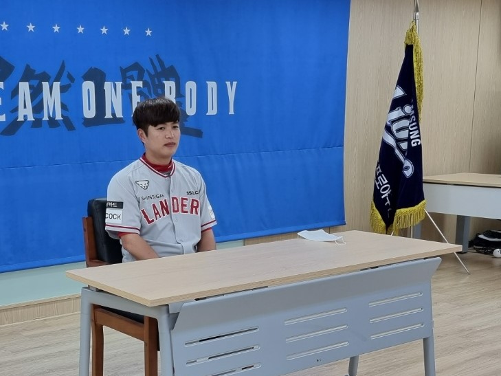 ▲ 10일 대구 삼성전을 앞두고 SSG 선수단에 합류한 김민식 ⓒ김태우 기자