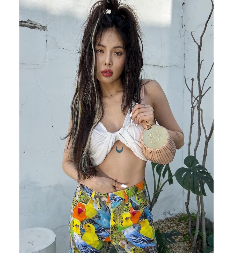 현아, 가슴 사이에도 문신 새겼네…바지에 손만 넣었는데 '패왕색' 포스