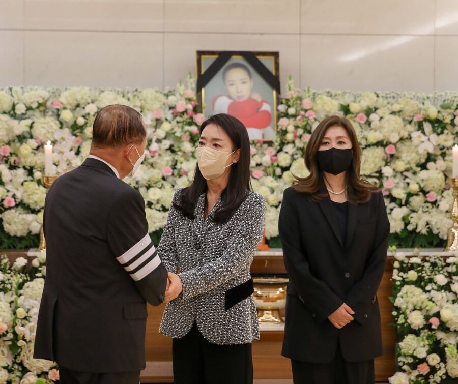 ▲ 고 강수연의 빈소를 찾은 배우 김보연 최명길. 제공|故강수연배우장례위원회