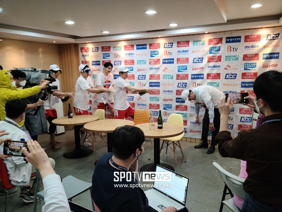 ▲ 우승 후 인터뷰실에 들어온 SK 선수들. 전희철 감독을 향해 샴페인을 세례를 퍼붓고 있다 ⓒ 맹봉주 기자