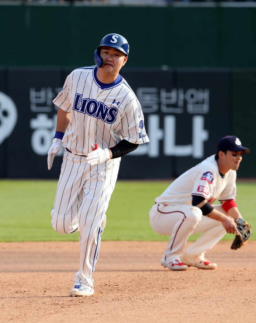 ▲ 삼성 오재일(왼쪽)이 10일 사직 롯데전에서 10회초 결승 우월 2점홈런을 때려낸 뒤 베이스를 돌고 있다. ⓒ삼성 라이온즈