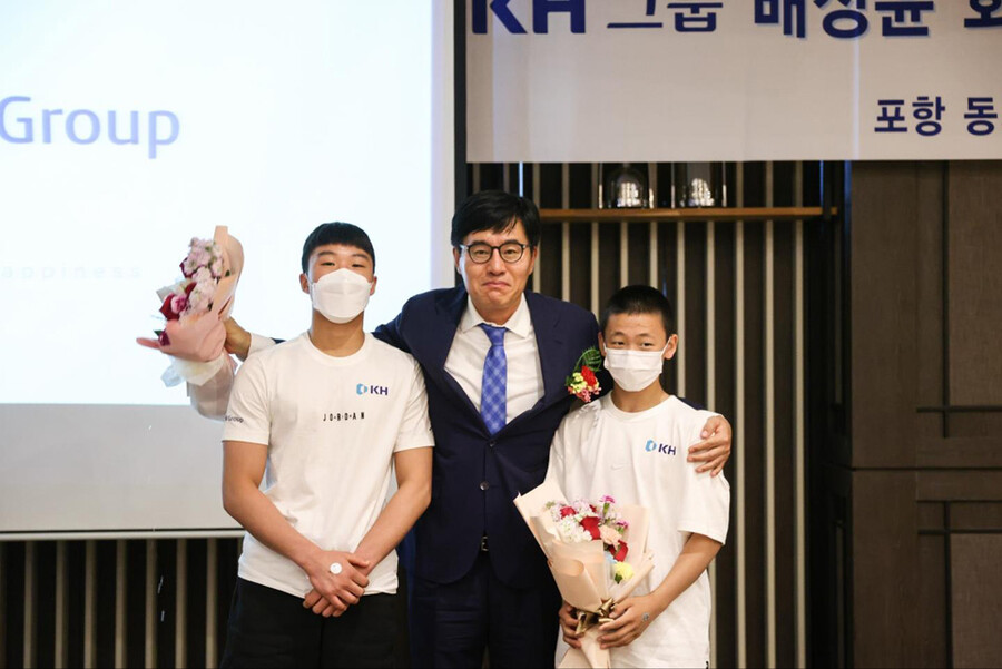 ▲ 배상윤 KH그룹 회장(가운데)와 유도 꿈나무 이재현(왼쪽), 재경 형제 ⓒKH그룹