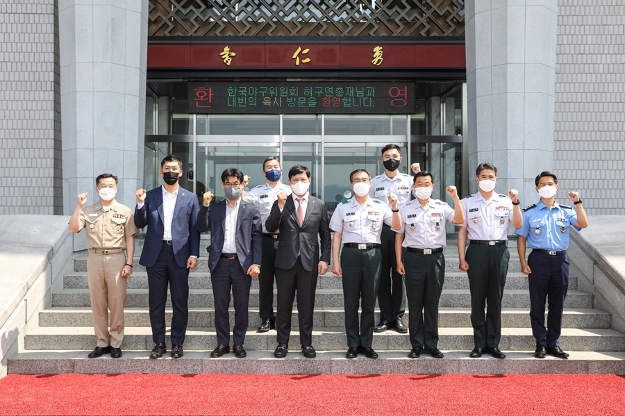 ▲ KBO는 군 야구활성화와 건전한 병영체육문화 조성을 위해 육.해.공 3군사관학교에 3천만원 상당의 야구공, 배트, 포수 장비, 헬멧 등 야구 장비를 기증했다.ⓒKBO