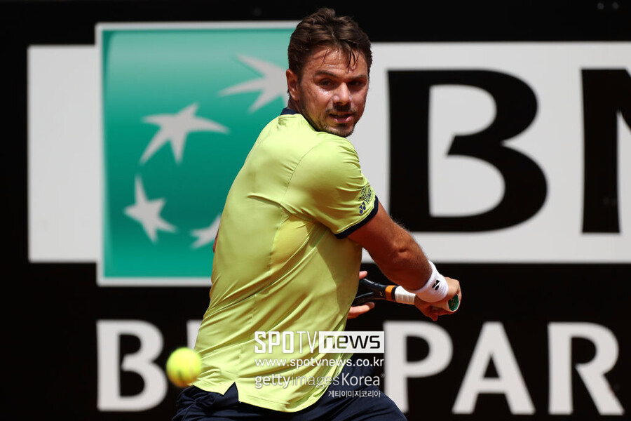 ▲ 2022 ATP 투어 인터내셔널 BNL 이탈리아 단식 2회전에서 백핸드를 치고 있는 스탄 바브링카