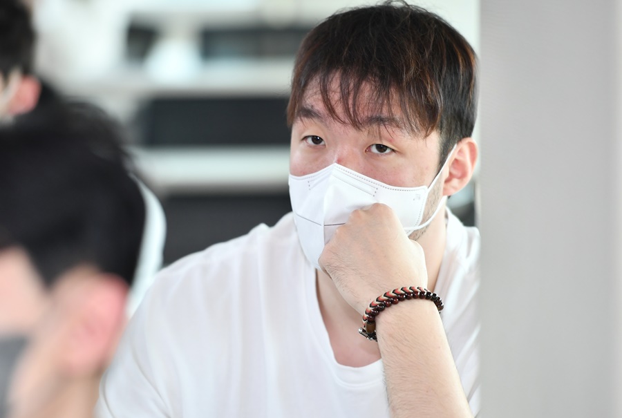 ▲ 이승현이 12일 KBL센터에서 열린 FA 설명회를 듣고 있다 ⓒ KBL