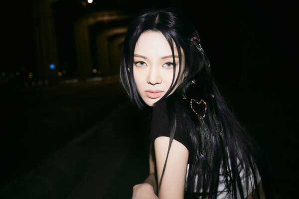 ▲ '딥'으로 화려한 무대를 예고한 효연. 제공|SM엔터테인먼트
