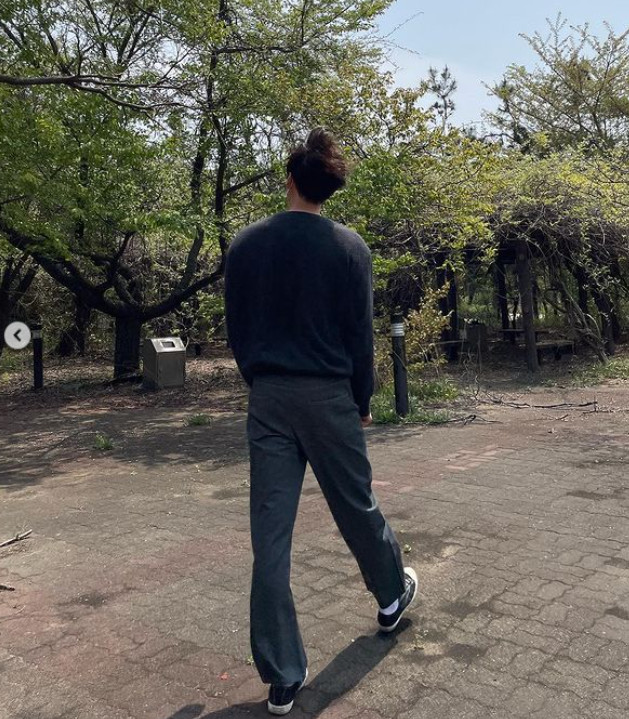 김우빈, 다리 길이가 어디까지야…♥신민아가 반한 뒤태