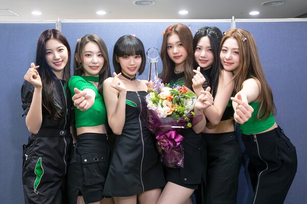 ▲ '뮤직뱅크' 1위를 인증한 르세라핌. 제공|쏘스뮤직