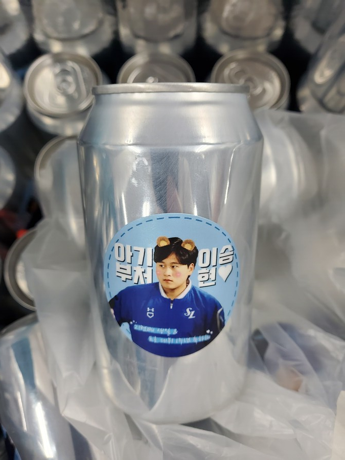 ▲ 삼성 라이온즈 좌완 이승현과 선수단을 위해 여성 팬들이 선물한 커피 ⓒ 삼성 라이온즈