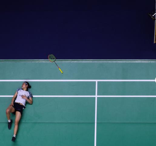 ▲ 2022 우버 컵 결승전 첫 번째 단식 경기가 끝난 뒤 코트에 쓰러진 안세영 ⓒBWF 인스타그램 캡처