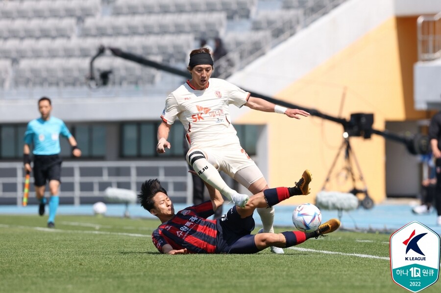 ▲ 측면과 중앙을 오가며 투혼을 불살랐던 이승우. ⓒ한국프로축구연맹
