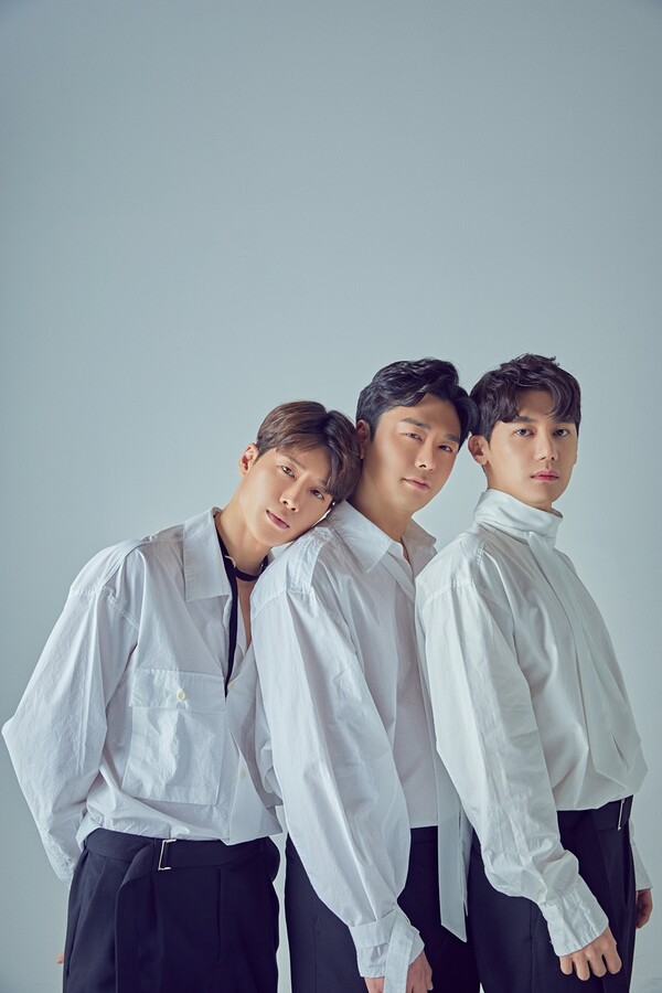 ▲ 16일 방송되는 '가요무대'에 출연해 '사랑을 할거야' 무대를 선사하는 더블레스. 제공|KDH엔터테인먼트