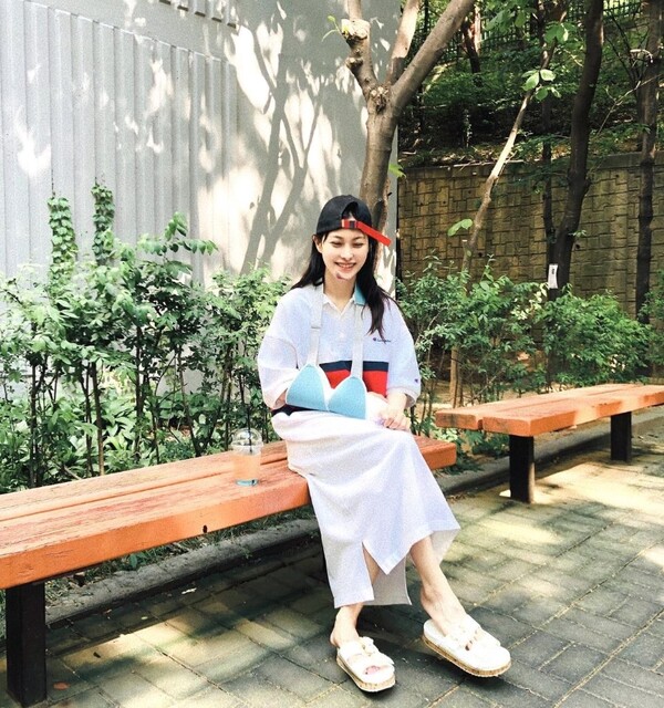 박규리, 팔 깁스에 턱에는 멍자국…무슨 사고 쳤기에 웃고 있나