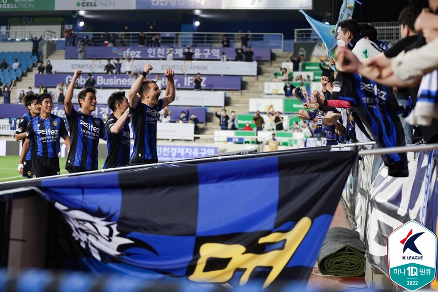 ▲ 동점골을 넣은 뒤 팬들과 기뻐하는 스테판 무고사. ⓒ한국프로축구연맹