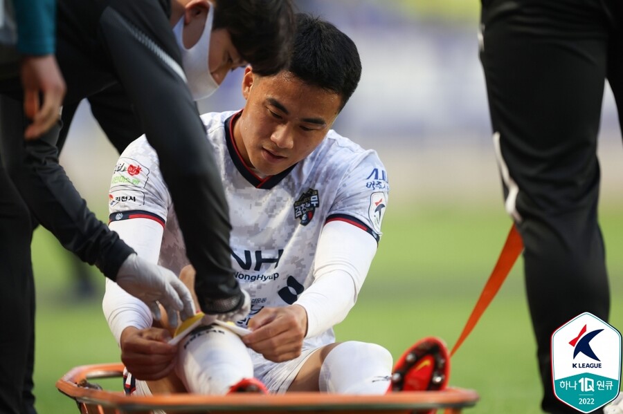 ▲ 박지수(김천상무)가 부상으로 쓰러졌다. ⓒ한국프로축구연맹