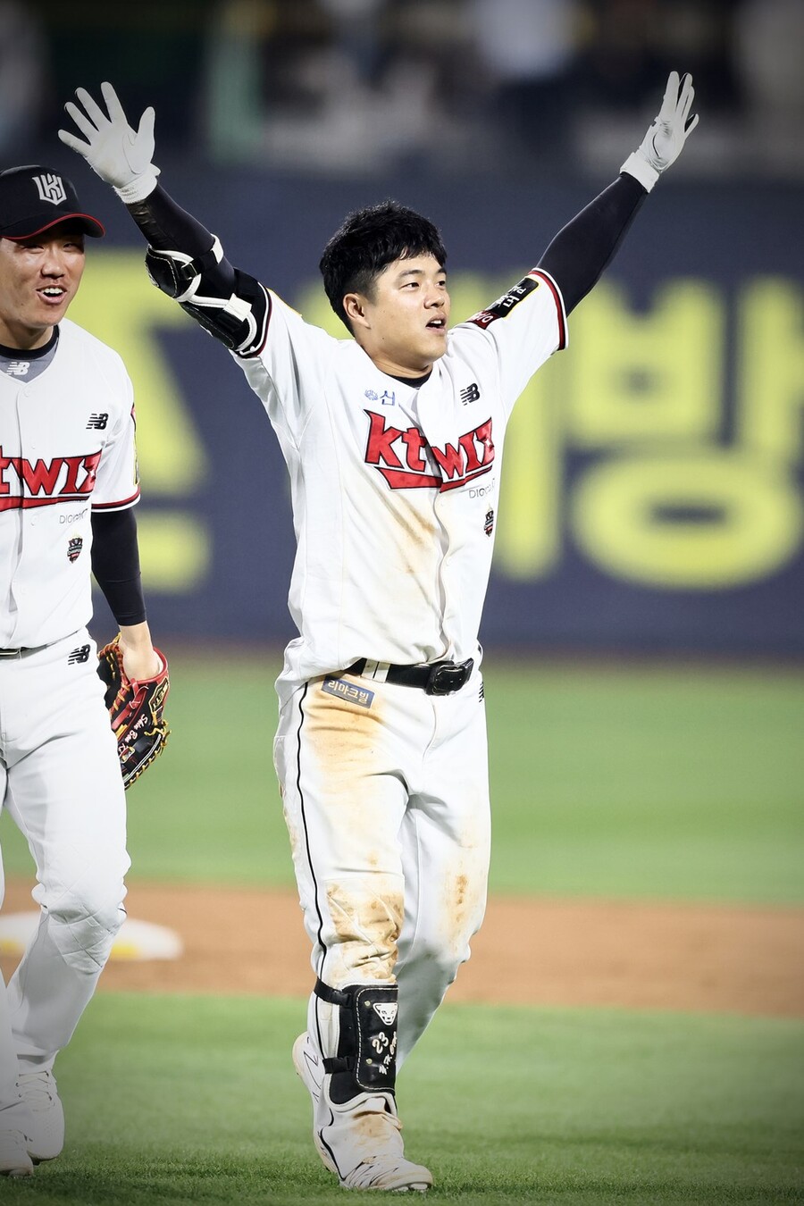 ▲ kt 조용호가 17일 수원 LG전에서 9회말 끝내기 안타를 때려내고 3-2 승리를 이끈 뒤 환호하고 있다. ⓒ연합뉴스