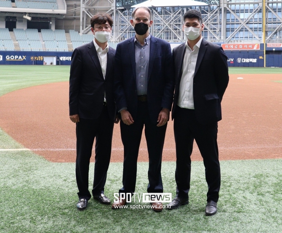 ▲ 18일 고척스카이돔을 찾은 이항준 J.one컴퍼니 대표(왼쪽), 짐 스몰 인터내셔널 수석 부사장(가운데), 송선재 한국지사장. ⓒ고척, 박정현 기자