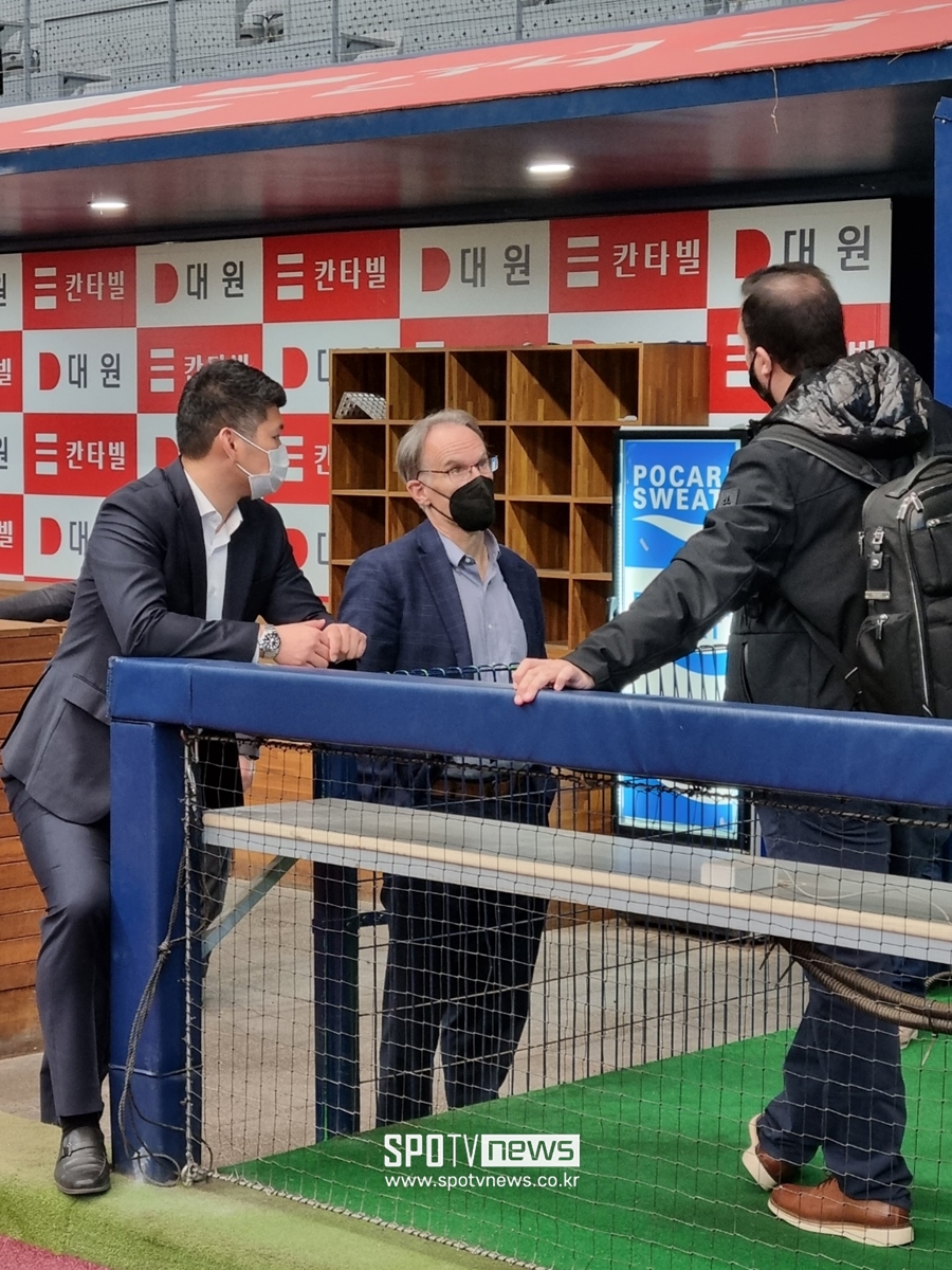 ▲ 짐 스몰 인터내셔널 수석 부사장(가운데)이 관계자들과 얘기하고 있다.ⓒ고척, 박정현 기자