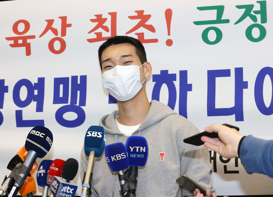 ▲  카타르 도하에서 열렸던 세계육상 다이아몬드리그 남자 높이뛰기 개막전에서 우승을 차지한 우상혁이 19일 인천국제공항을 통해 귀국했다.ⓒ연합뉴스