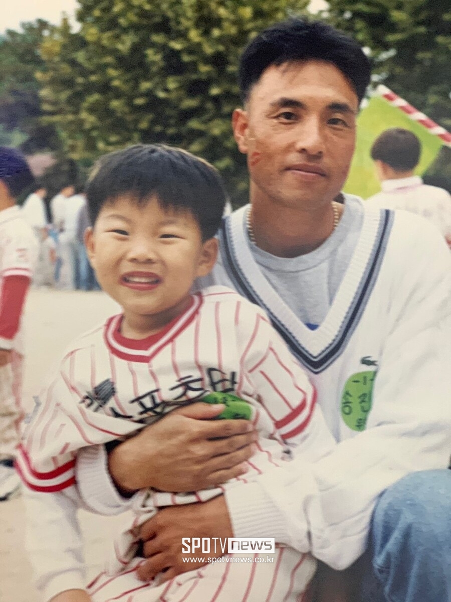 ▲ 아들 송우현(왼쪽)은 아버지 송진우의 큰 그늘 그리고 따뜻한 관심 속에서 성장했다. ⓒ송우현 제공