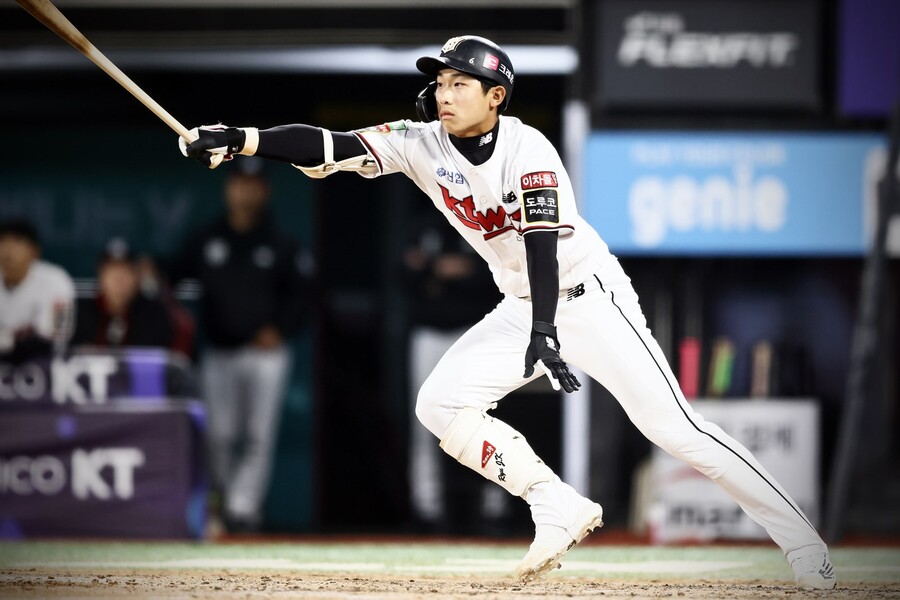▲ kt 신예 내야수 유준규가 19일 수원 LG전에서 4회초 프로 데뷔 후 첫 안타를 때려내고 있다. ⓒkt 위즈