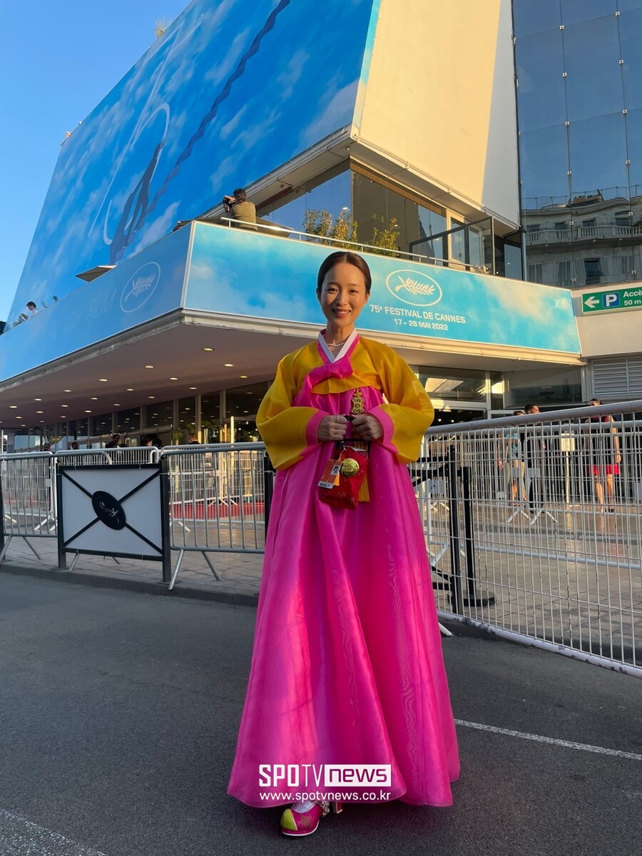 "이정재 선배님 영화 기대돼요"…한복 입고 칸 방문한 韓배우…외신도 '관심'[인터뷰]