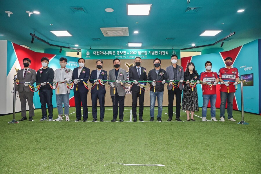 ▲  (왼쪽부터)애장품 기증자 3인과 대전하나시티즌 김원택 단장,대한축구협회 김풍년실장,대전하나시티즌 허정무이사장, 최은성 선수 등이 개관식에 참여했다. ⓒ대전하나시티즌