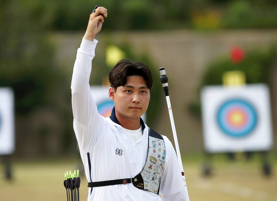 ▲ 광주 2022 현대 월드컵 남자 리커브 준결승 진출에 성공한 이우석이 팔을 들어올리며 기뻐하고 있다. ⓒ연합뉴스