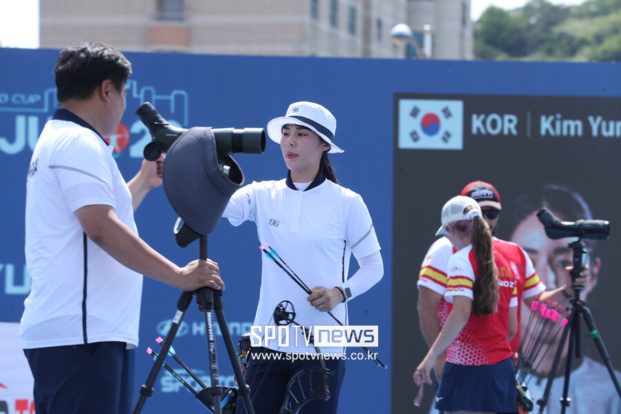 ▲ 김윤희가 2022 양궁 광주 월드컵 여자 컴파운드 개인전 경기에서 과녁을 확인하고 있다. ⓒ이강유 기자