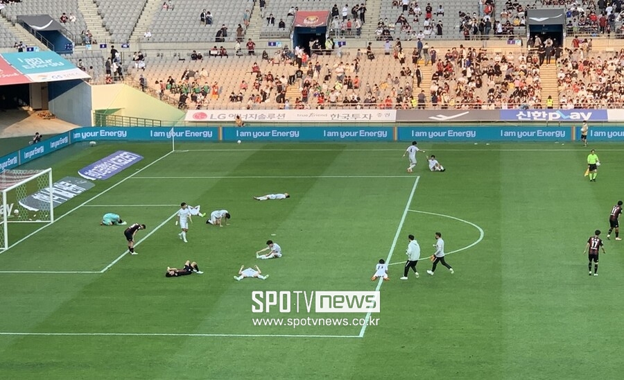 ▲ 경기 종료 휘슬과 함께 성남FC 선수들은 그라운드에 쓰러졌다. ⓒ스포티비뉴스DB