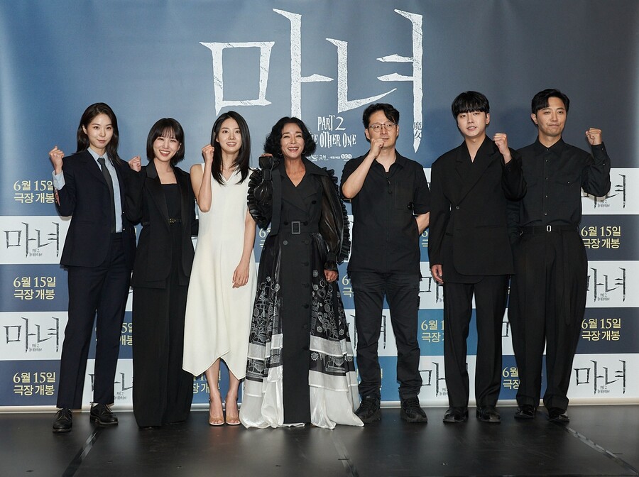 ▲ '마녀2' 제작보고회. 왼쪽부터 서은수, 박은빈, 신시아, 조민수, 박훈정, 성유빈, 진구. 제공|NEW