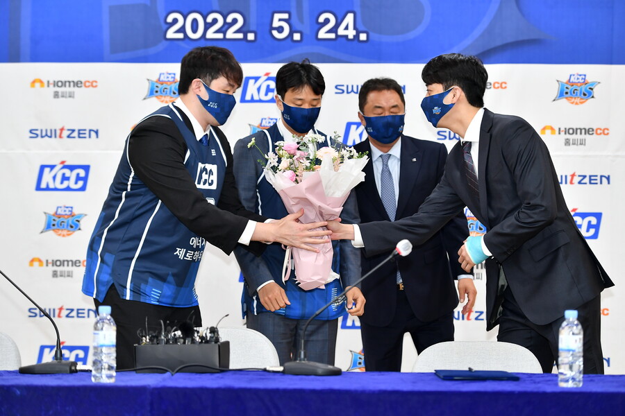 ▲(왼쪽부터) 이승현, 허웅, 전창진감독, 정창영. ⓒKBL.